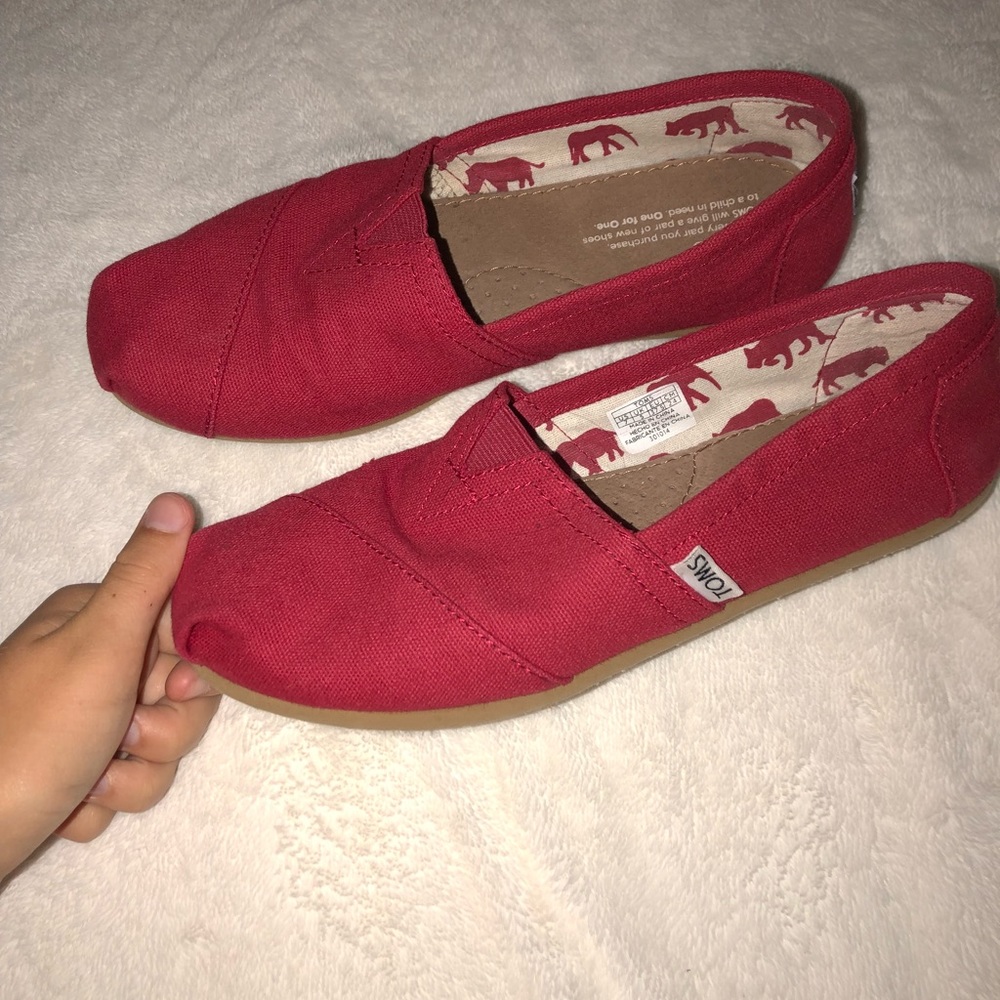 Red Toms, Women’s size 7 !!
